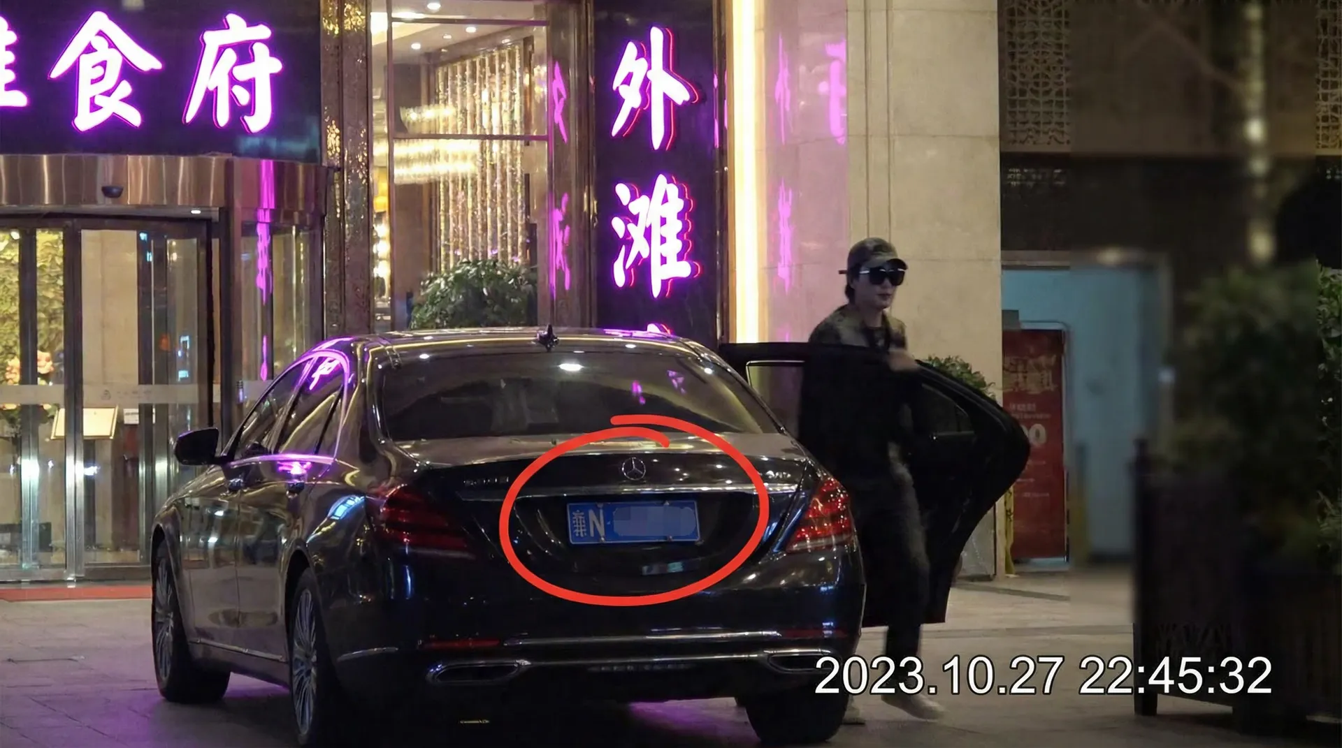 [御书屋]御书屋官方网站_热门御书屋电影 - 豪车餐厅外偷拍